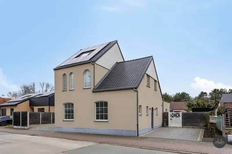 Gemoderniseerde ruime woning met enorme garage/opslagplaats
