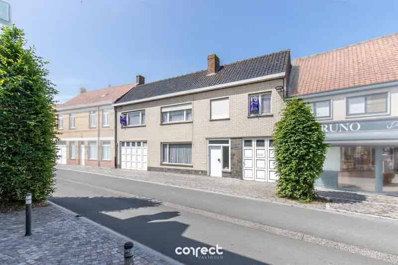 Volledig te renoveren of nieuw te bouwen appartementsgebouw met garages.