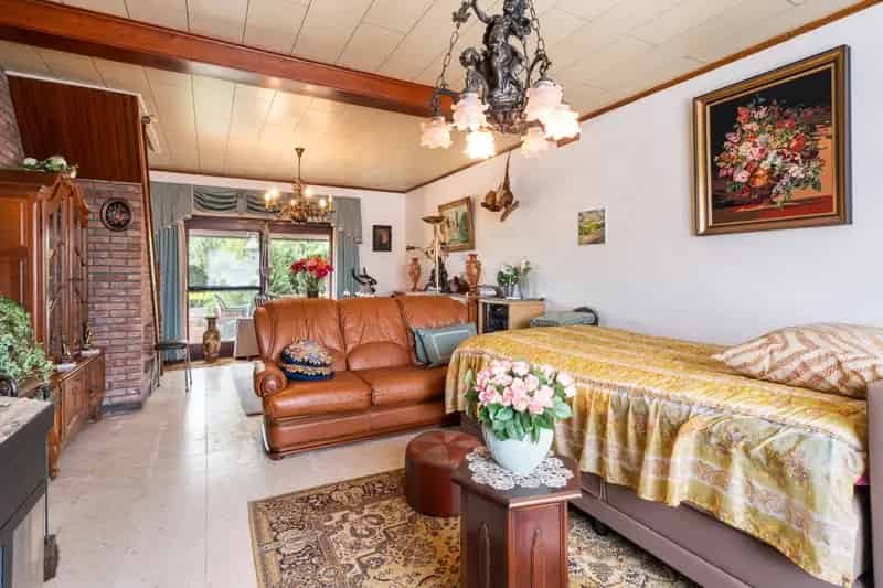 Op zoek naar een renovatieproject op een rustige en groene locatie? Deze te renoveren woning bevindt zich in een doodlopende straat in het landelijke Oordegem, deelgemeente van Lede. Ideaal voor wie ruimte en rust wil combineren met de mogelijkheid om het