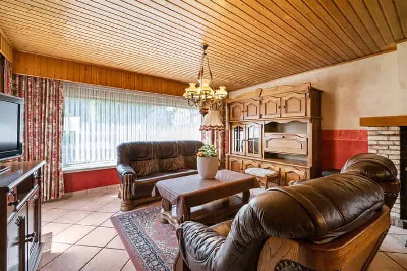 Te renoveren gezinswoning (174 m²) met twee slaapkamers te koop!