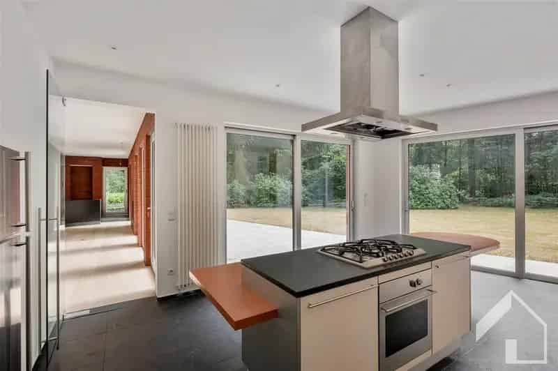 Villa met zwembad in het groen