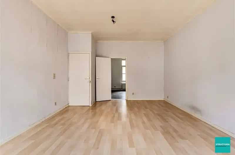Comfortabel werken en wonen op dezelfde locatie, zeer interessante HANDELSWONING op een strategische locatie te Jette.