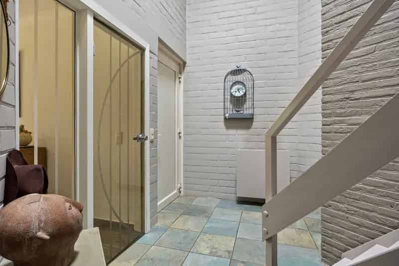 TIJDLOZE PAREL IN HET GROEN - STIJLVOL GERENOVEERDE VRIJSTAANDE WONING MET PRAKTIJK- OF BUREAURUIMTE OP RUIM PERCEEL VAN 13A31CA.