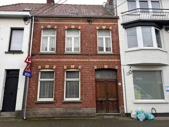 Totaal te renoveren burgerwoning met 4 slaapkamers en tuin op 194m².