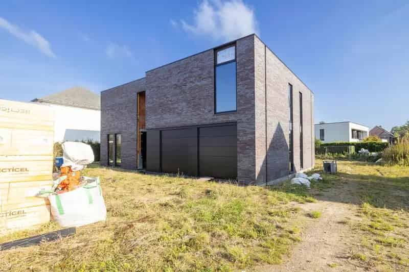 Semi-casco moderne nieuwbouw villa met o.a. 4 slpk en kantoor