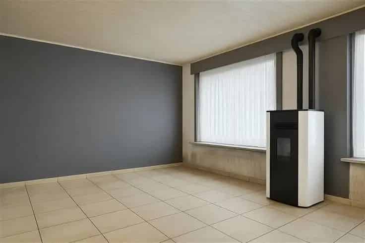 Huis Te Koop: Op te frissen halfopen bebouwing met 2 slaapkamers
