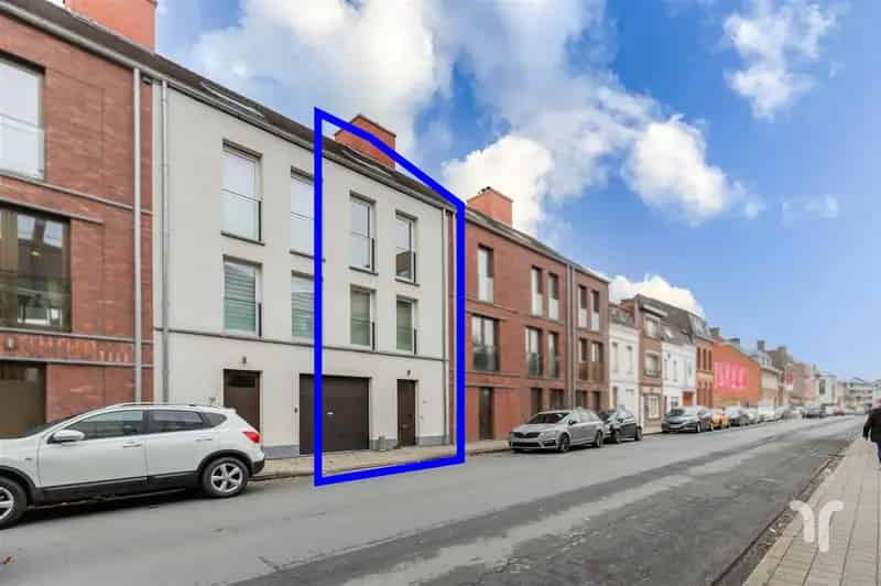 Eigentijdse zeer centraal gelegen woning met 3 slaapkamers en inpandige garage.