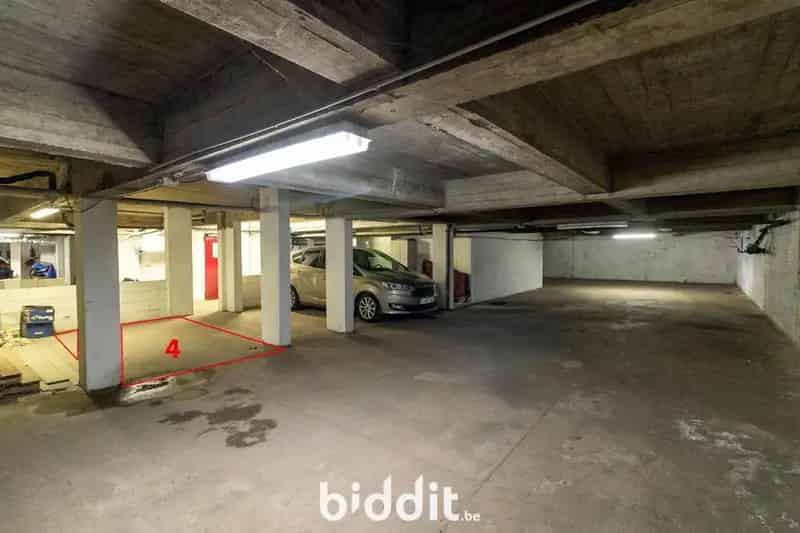 3 AUTOSTAANPLAATSEN