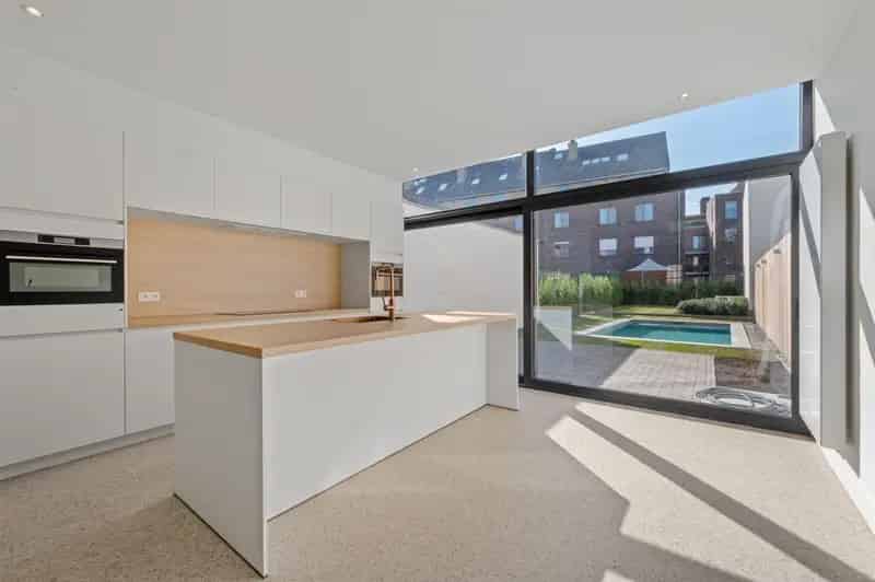 Energiezuinige, volledig gerenoveerde woning met drie slpks en zwembad