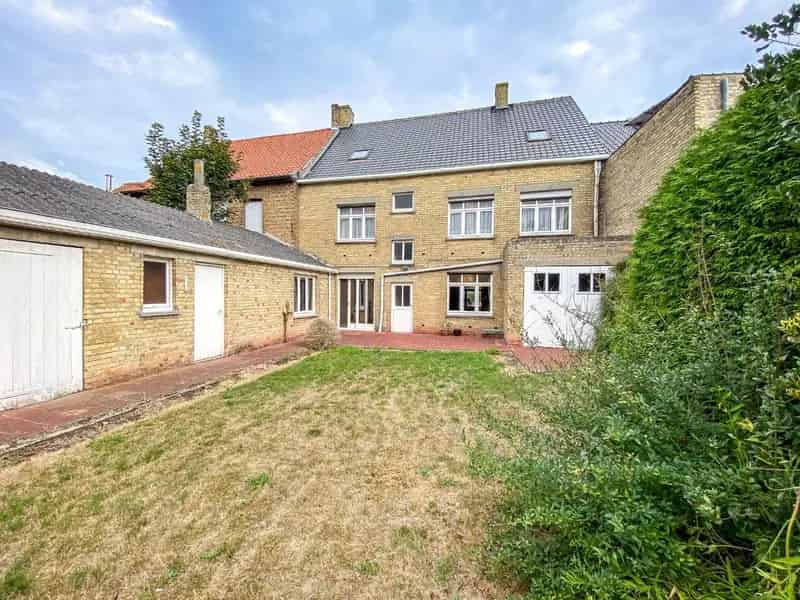 Zeer ruime te renoveren woning met statige gevel op 445 m² met zuid-west georiënteerde tuin.