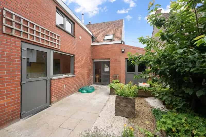 Roeselare-Beveren. Uiterst charmante woning met 2-3 slaapkamer en ruime garage op een boogscheut van alles. Gezellig tuintje met terrassen.