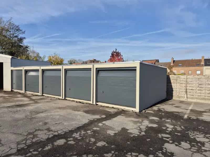 Roeselare. Op uitstekende ligging net buiten het centrum kan u deze recente garage terugvinden. 6 stuks.  Op afgesloten terrein.