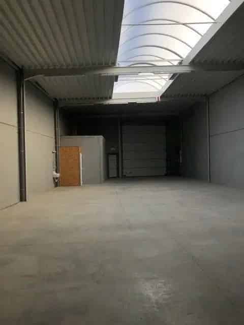 Recent magazijn (240 m²) te Oeselgem