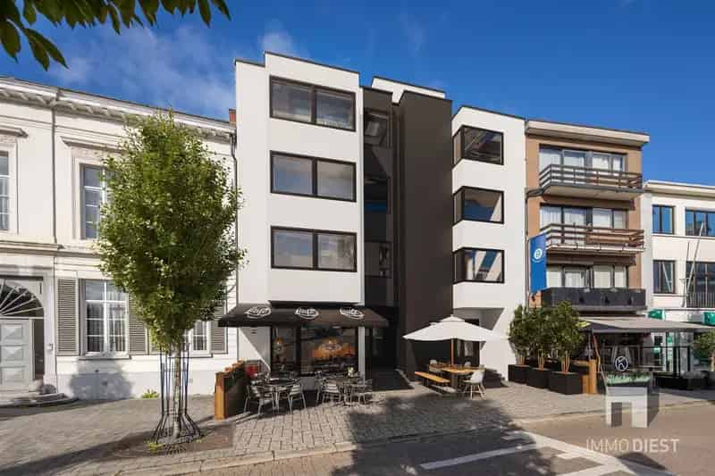 Handelsgelijkvloers 300m2 met 9 autostaanplaatsen