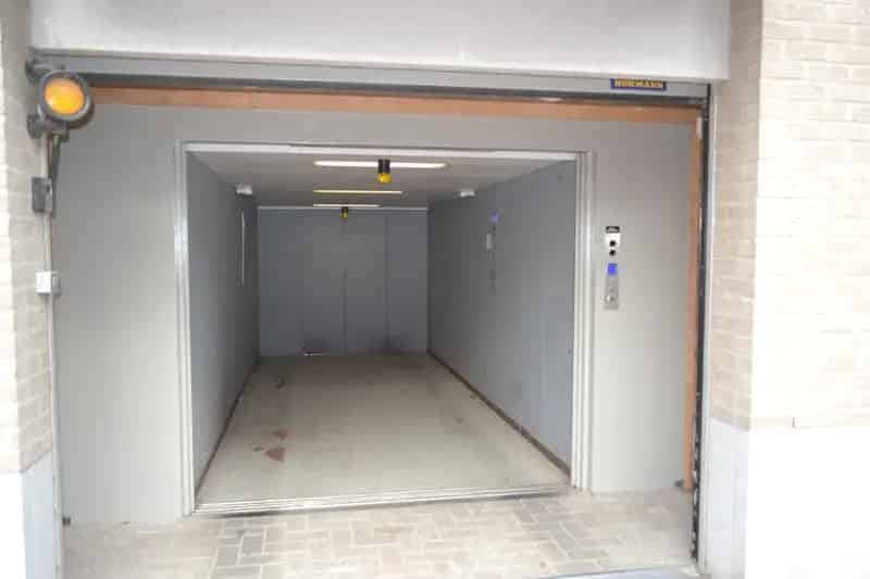 Gesloten garagebox  op enkele meters van de zeedijk van Oostuinkerke