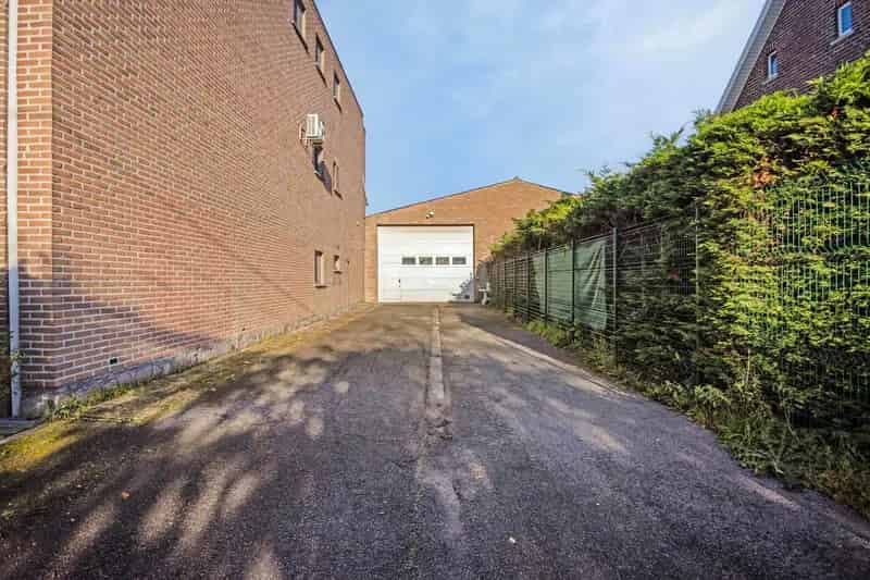 Garage/werkplaats/magazijn met aparte kantoren!