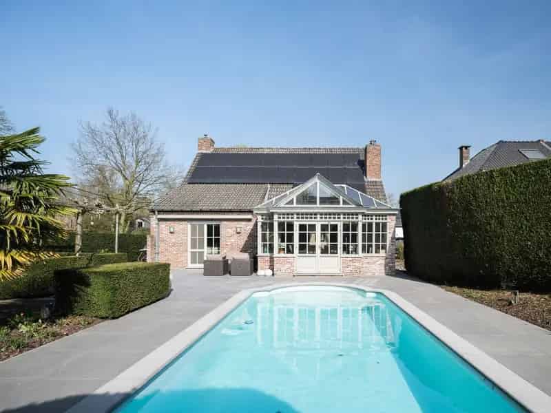 Instapklare, vrijstaande woning met zwembad op een zonnig perceel, drie slaapkamers en de mogelijkheid voor een praktijkruimte in een rustige omgeving.