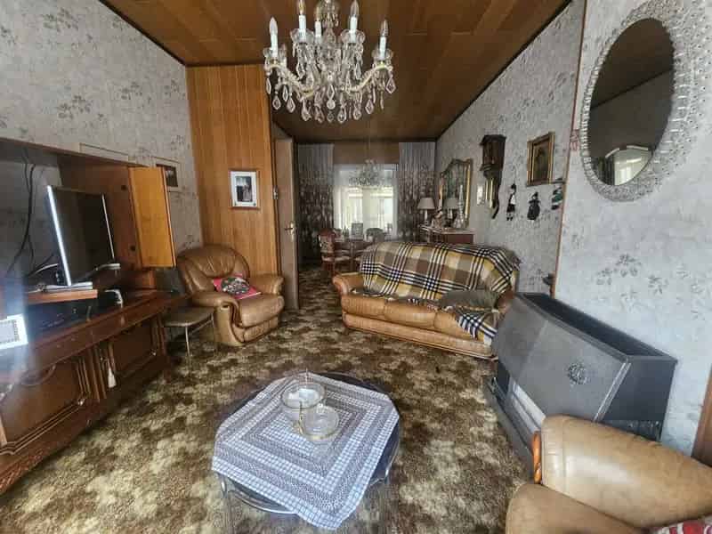 Centraal gelegen te renoveren woning!