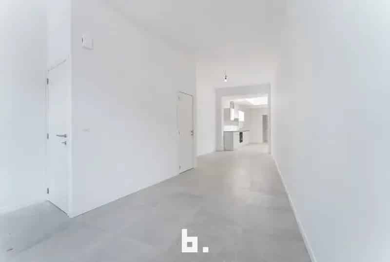 Compleet gerenoveerde woning met 2 slpk + tuin te Zwevegem