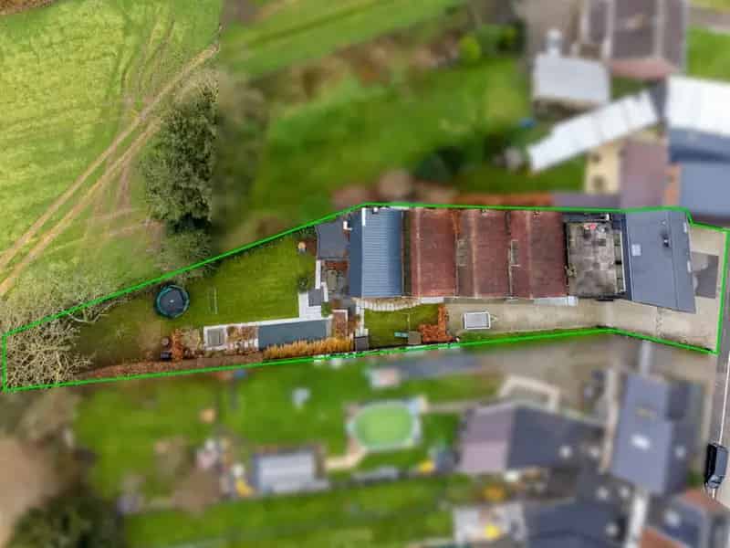 Veelzijdig gebouw bestaande uit handelspand/kantoorruimte, woonst met 4 slpks en tuinloft met 1 slpk