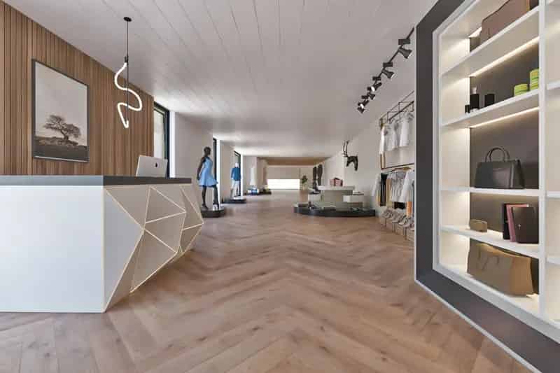 GELIJKVLOERS HANDELSPAND met KELDERRUIMTE TE HUUR/TE KOOP OP A-LOCATIE IN HOUTHALEN CENTRUM