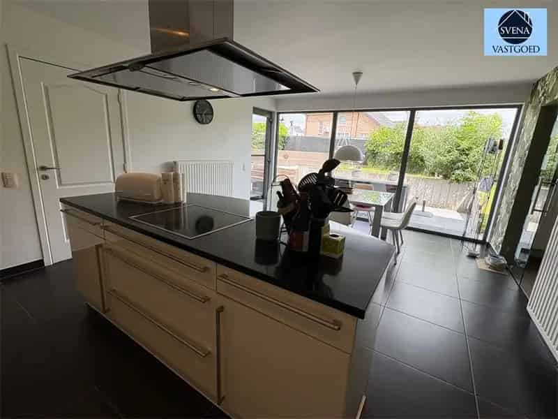 Open bebouwing met 6 kamers en 2 badkamers