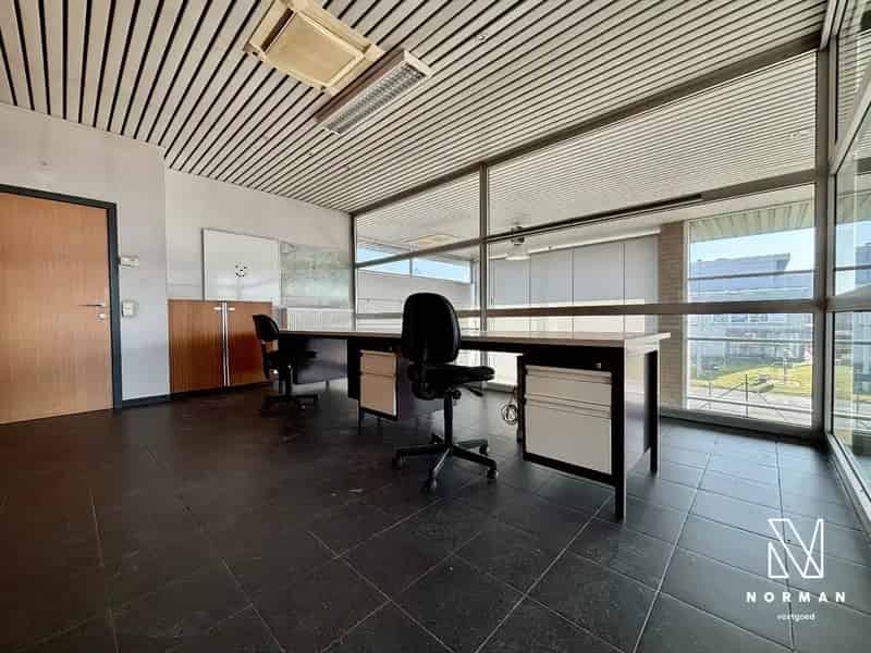 Toonzaal met bureaus en magazijn te huur in Meulebeke
