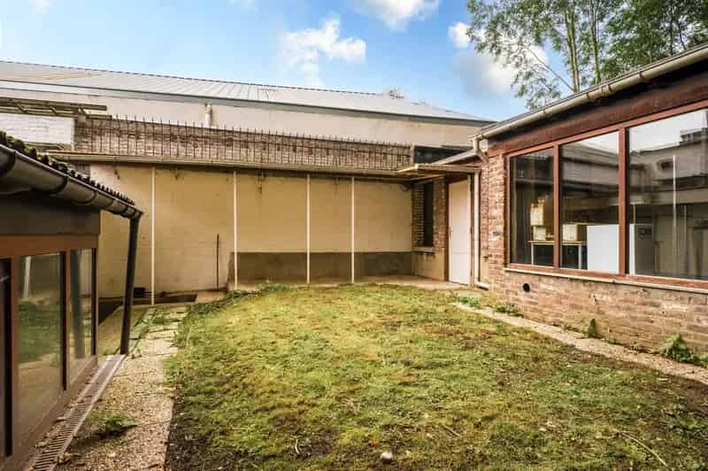 Opbrengsteigendom met commercieel gelijkvloer, 2 appartementen en garage