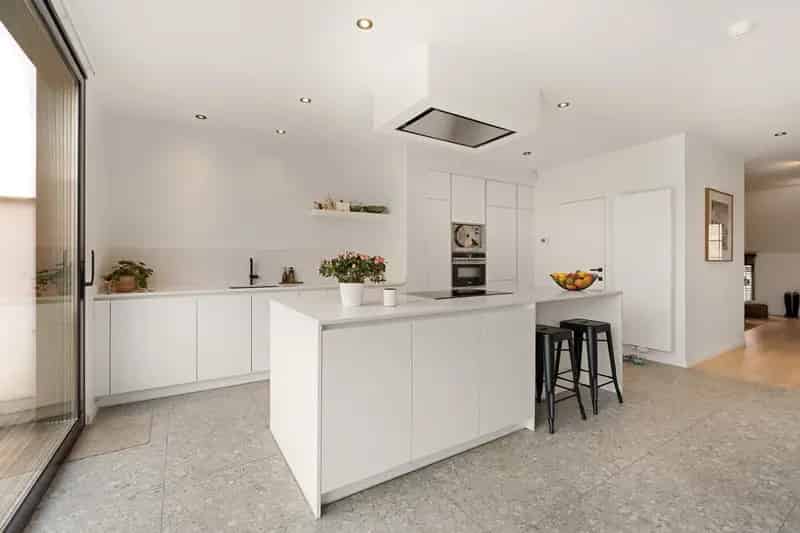 Hedendaagse, gerenoveerde woning gelegen in het Oude Knokke, op enkele passen van de winkels en dicht bij de groentenmarkt.