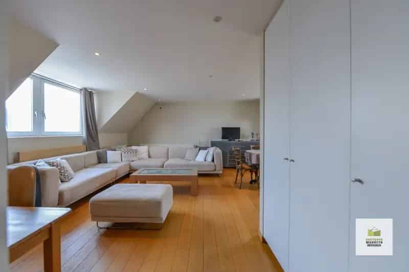 Huis te huur Zwevezele: Praktijkruimte met Appartement