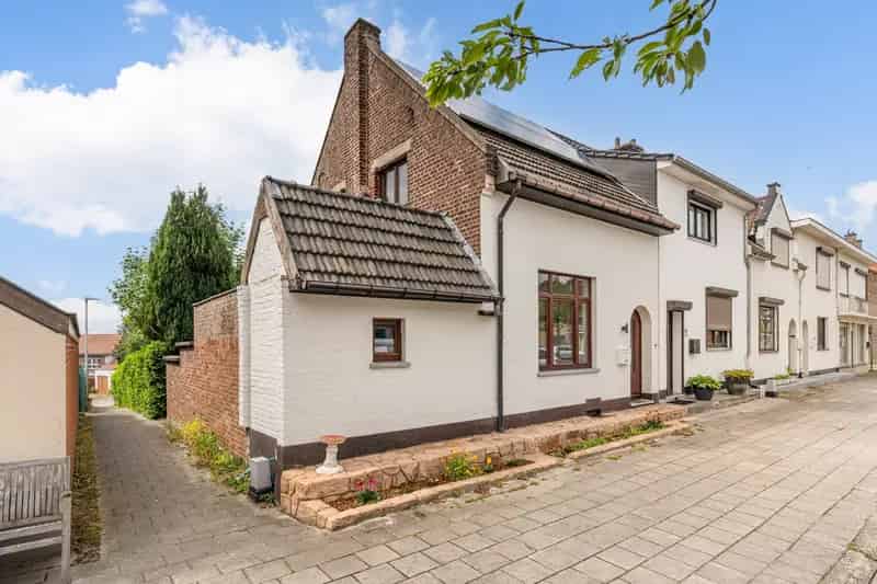 Gerenoveerde woning te Genk met tuin en carport