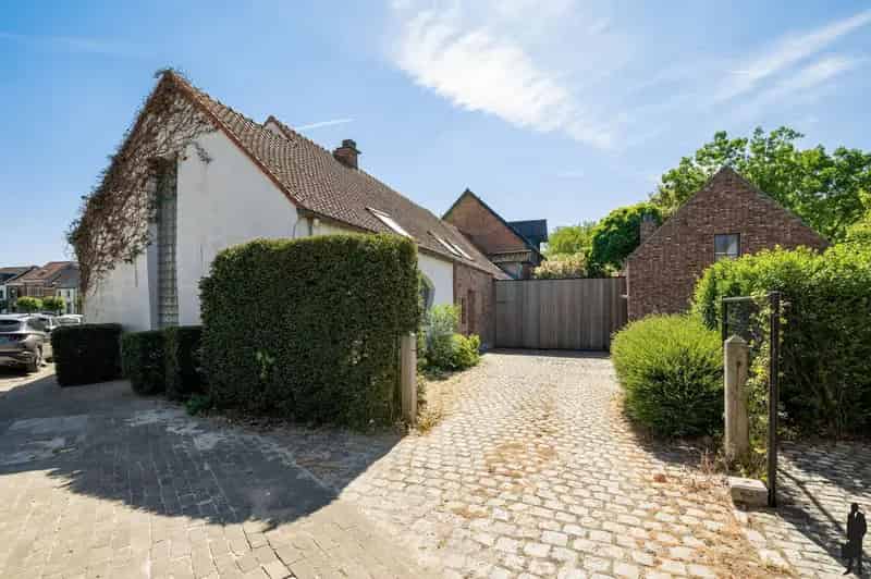 Unieke te renoveren hoevewoning met mooie parktuin