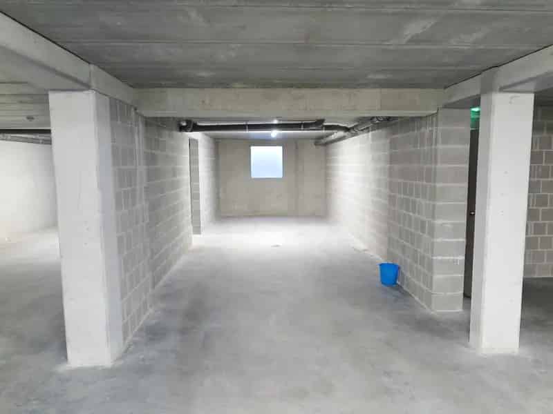 Dubbele Ondergrondse Staanplaatsen In Een Nieuwbouwproject.