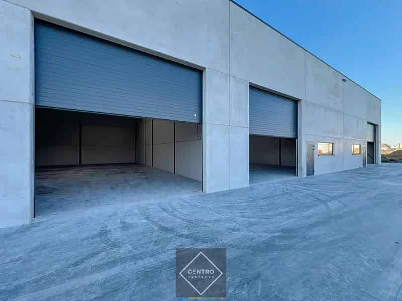 NB MAGAZIJN  216m² (vrije hoogte 7m !) , voorzien van sectionaalpoort, deur, raam en 3 parkeerplaatsen te SLEIHAGE (Oostnieuwkerke).