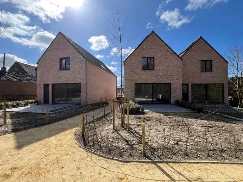 Landelijke nieuwbouwwoning in hartje Dikkelvenne