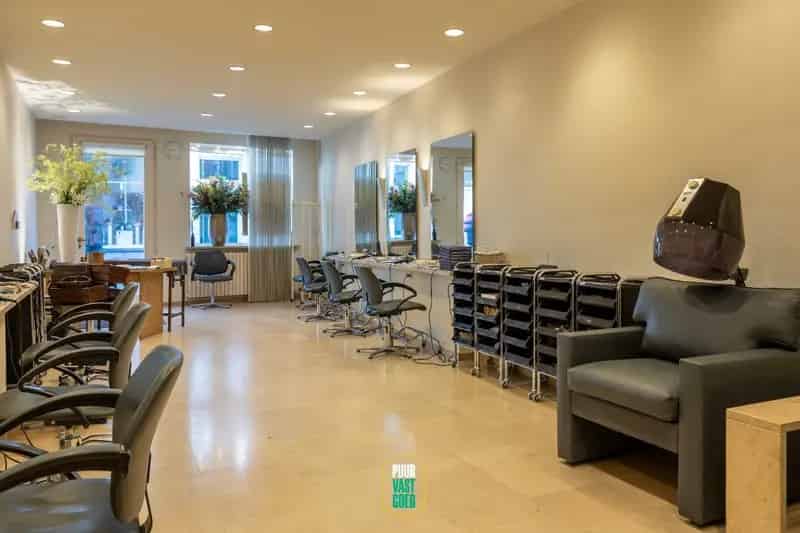 Commercieel gelegen, gerenoveerd mooi Brugs hoekpand met trapgevel