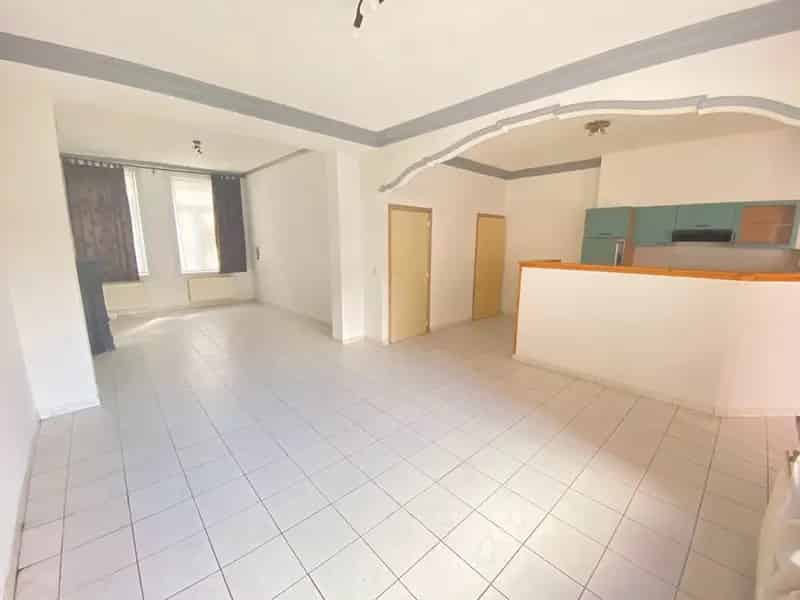 Deze verzorgde opbrengsteigendom bestaat uit 3 appartementen. De woning is gelegen in het centrum van Izegem. 

Gelijkvloers:
76 m2 - 2 slaapkamers, terras, kelder en garage - EPC: label C - huurprijs €640/md
1ste verdieping:
72 m2 - 2 slaapkamers, terras