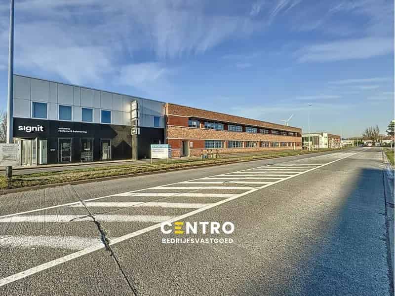 Instapklare KANTOORRUIMTEN (436m²) voorzien van alle comfort (databekabeling, airco,...) en private parkeergelegenheid. Vlot bereikbaar via Expresweg van Brugge!