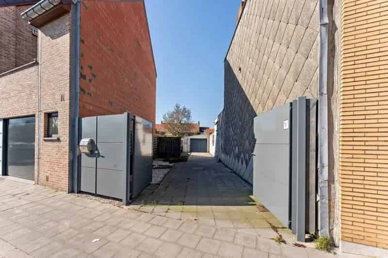 Te vernieuwen woning met garage & oprit te Zeebrugge