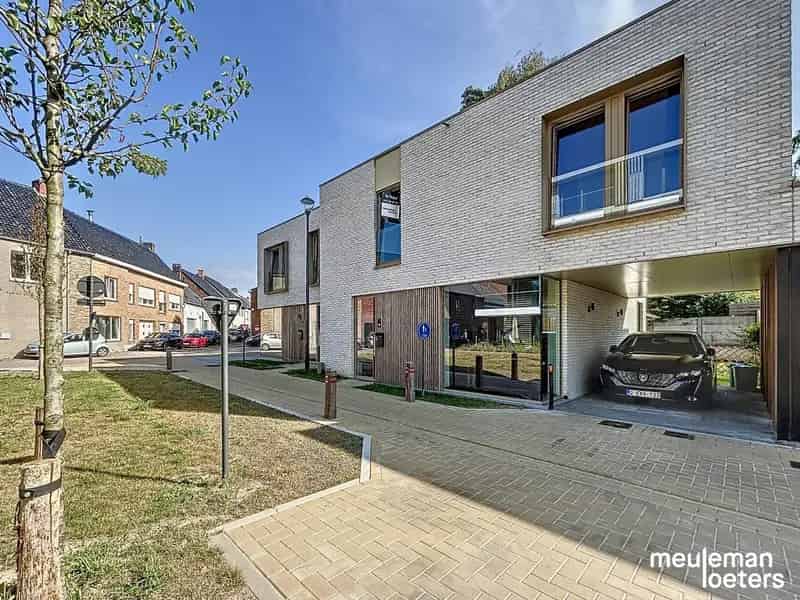 Recente woning op rustige locatie en carport