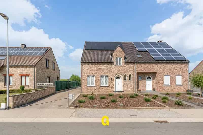 Verzorgde half-vrijstaande woning van degelijke kwaliteit, in een doodlopende kindvriendelijke straat in het mooie Romershoven