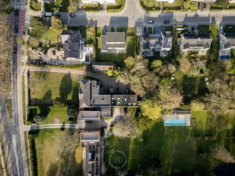 Prachtig neoclassicistisch kantoorgebouw met conciërgewoning aan de Leie