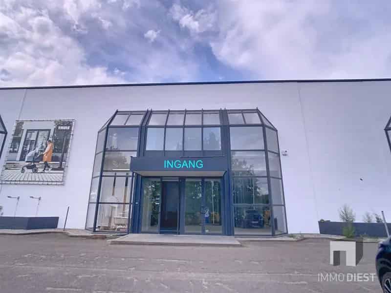 Handelspandvan 1633 m2 met ruime parking langs verbindingsweg