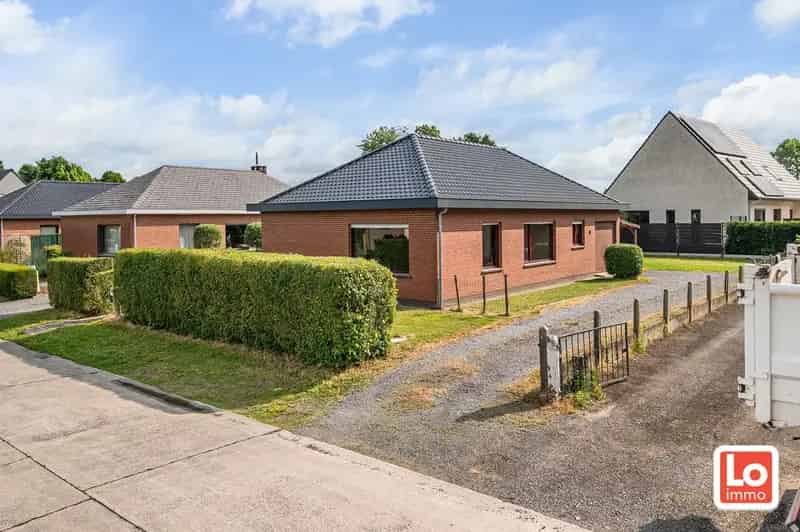 VERKOCHT! Degelijke open gelijkvloerse bebouwing met inpandige garage op een toplocatie in Lochristi!