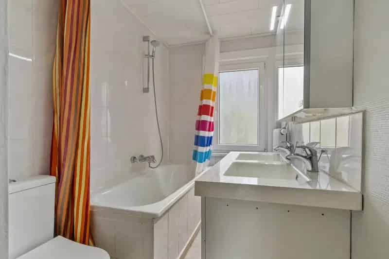 Aan de rand van het centrum van Gistel kan je deze ruime, verzorgde gezinswoning met drie kamers en zongerichte tuin vinden.
De woning bevat een inkomhal die toegang geeft tot de leefruimte maar ook een doorgang biedt naar het terras.
De zithoek en eetpla