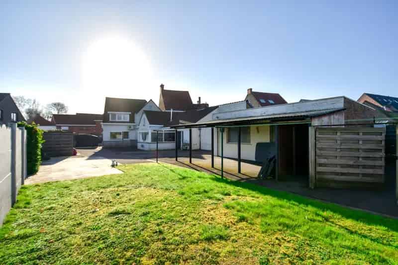 Ruim polyvalent handelspand met 4 slpk,  WINKELRUIMTE,  WONING en PARKING vooraan.