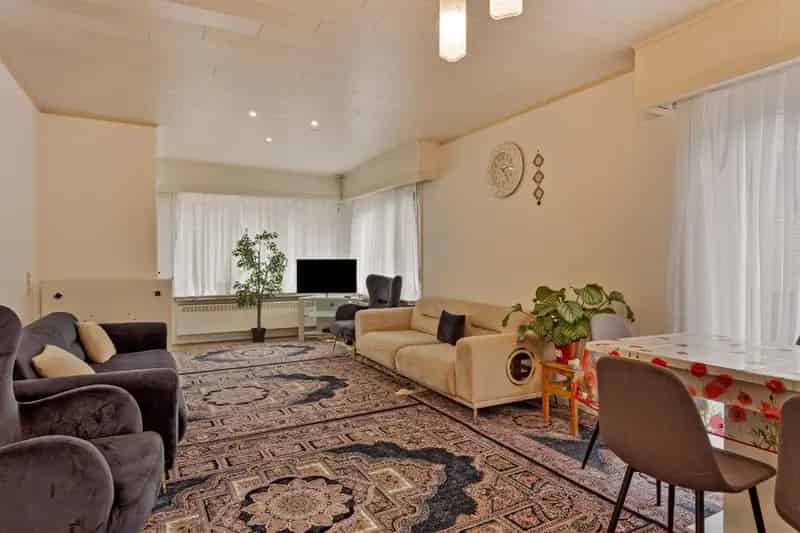 Goed onderhouden woning met 3 slpks, rustig gelegen op 690 m² !