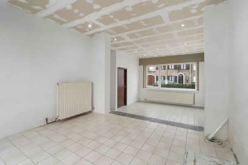 Deels te renoveren woning met 3 slaapkamers en garage