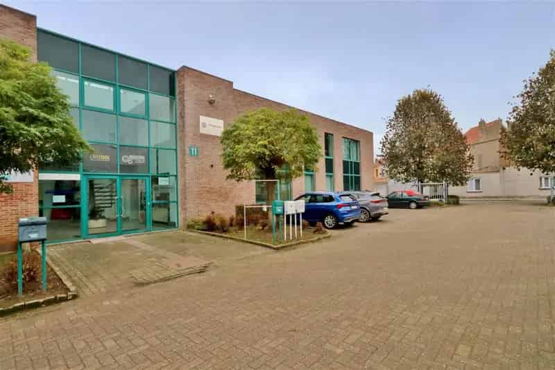 Ruime en goed gelegen kantoorruimte met onthaal en 4 parkings
