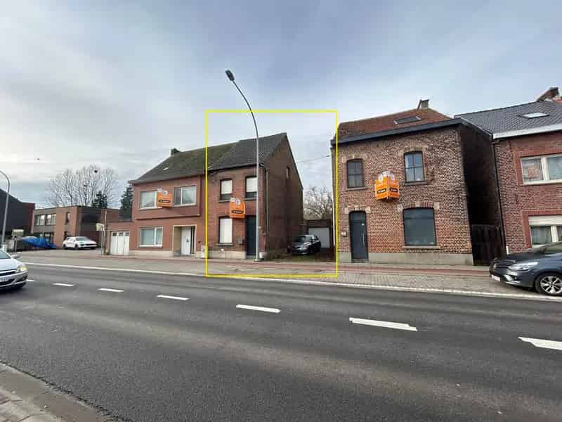 Op te frissen/ te renoveren woning nabij verbindingswegen